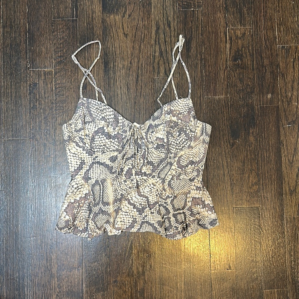 SUPER CUTE SNAKESKIN TOP WITH SMALL CUT OUT IN FRONT